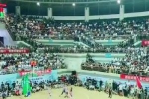 太恶劣！重庆一篮球赛中爆发冲突，观众席竟有人往场内扔钢盆