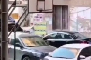 大爷在小区篮球场投篮砸到小轿车，你站哪一边？