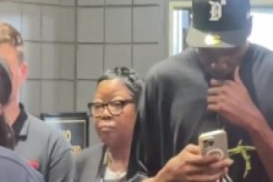 你也刷直播吧？杜兰特在手机上得知自己被交易到火箭