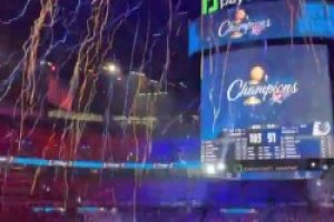 俄城首冠！OKC彩带飘下雷霆主场变身欢庆海洋