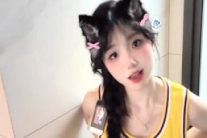 身材顶级美女博主“宝贝77”的湖人东契奇签名球衣到了~