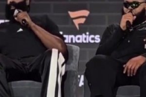 球迷在活动现场大喊赢下冠军！哈登：我会的！我正在努力！！！