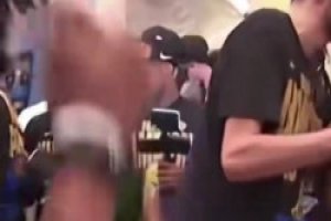 这支雷霆太年轻了，小伙们都不懂要怎么开香槟