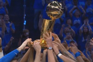 俄城首冠！队史第二冠！雷霆众将捧起冠军奖杯全场高呼OKC