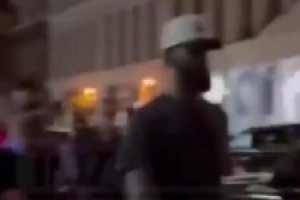 当面喷啊！老詹在纽约遭球迷嘲讽：你根本就不行，就靠队友，滚回洛杉矶