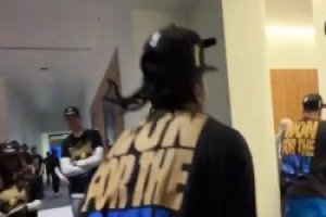 迫不及待了！杰伦威飞奔回更衣室戴上护目镜：我的香槟呢