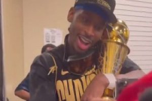 老大哥的祝福！保罗视屏通话祝贺亚历山大夺冠夺FMVP