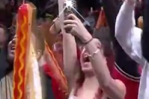 快速捕捉到场边丰满美女庆祝，摄影师要加鸡腿啊！