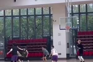 确实爱篮球！蔡徐坤前两年打全场视频，还是有点技术和意识的