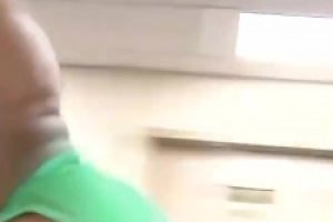看着挺开心的啊！奥尼尔得知被罚款，“伤心”得在地上打滚