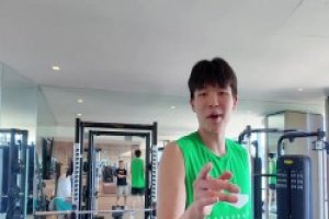 杨瀚森在健身房开始了体能训练！翻译因不知道王以太连忙道歉