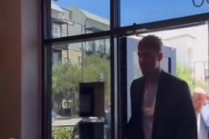 弗拉格抵达达拉斯！独行侠训练馆参加孩子们训练营