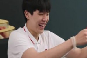 魔性笑声堪比小卡！杨瀚森接过开拓者球衣：啊哈哈哈现在穿上