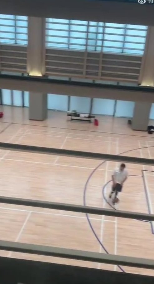 登哥胖了？美媒调侃：哈登在中国肯定吃遍了所有的自助餐